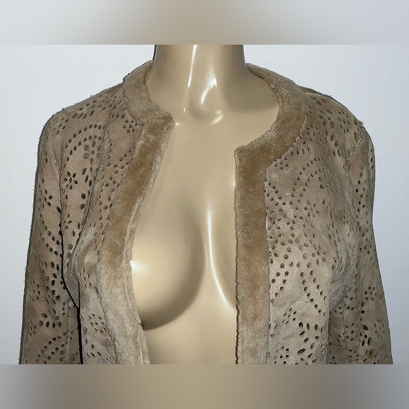 The Wrights 100% leather faux fur cropped tan jacket size M. - Picture 2 of 6